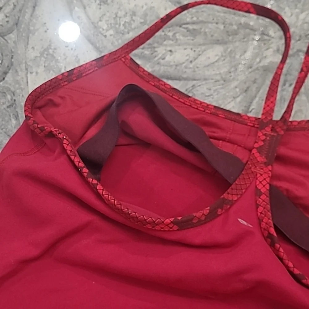 Lululemon womens Power Y Tank Luon like new size 10 snakeskin magneta color